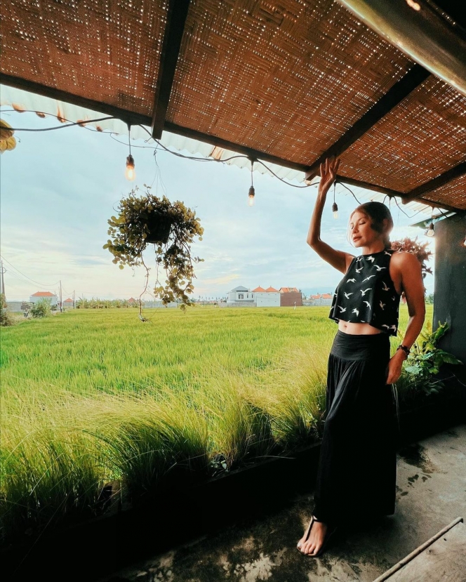 Nikmati Kehidupan di Bali, Ini 10 Potret Tamara Bleszynski Healing ke Sawah dan Pantai