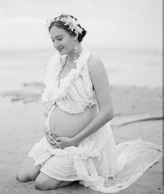 Ini Potret Maternity Shoot Nadine Chandrawinata dengan Gaun Buatan Ibunya, Pamer Baby Bump di Pantai