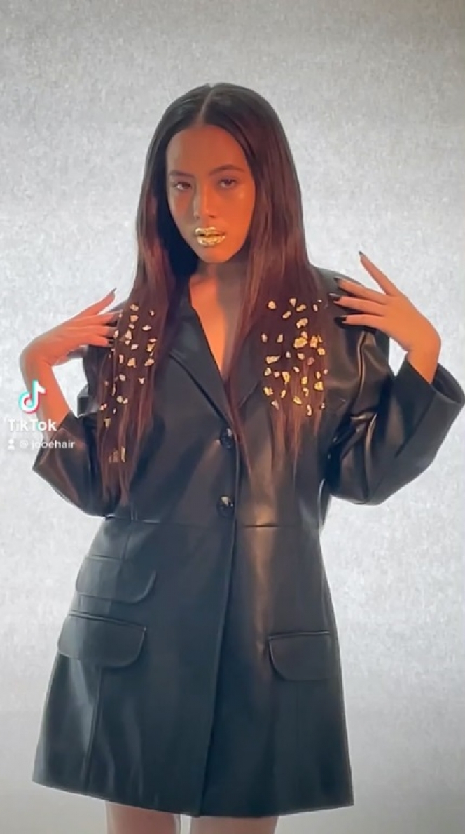 7 Potret Adhisty Zara Tampil dengan Lisptik Warna Emas, Pesonanya Nampol Banget!