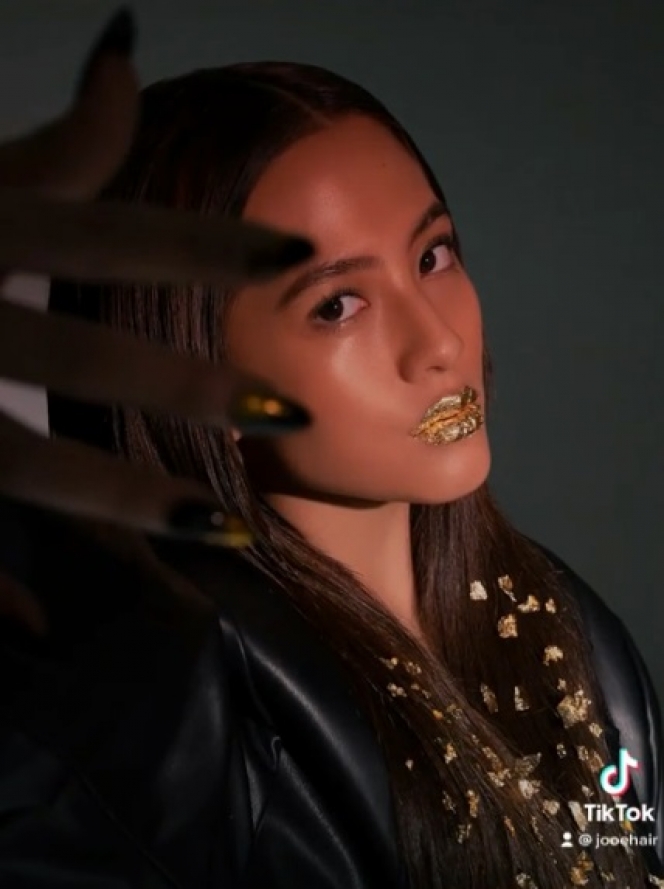 7 Potret Adhisty Zara Tampil dengan Lisptik Warna Emas, Pesonanya Nampol Banget!