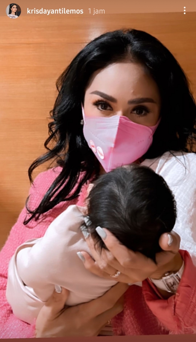 10 Potret Krisdayanti Gendong Cucu untuk Pertama Kali, Rambut Tebal Baby A Curi Perhatian