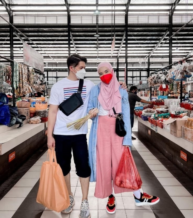 Suami Siaga Sederet Selebriti Ini Rela Temani Istri Belanja ke Pasar, Ada yang Tak Malu Bawakan Belanjaan