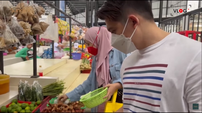 Momen Manis Zaskia Sungkar dan Irwansyah Belanja Bareng di Pasar, Pakai Mobil Mewah