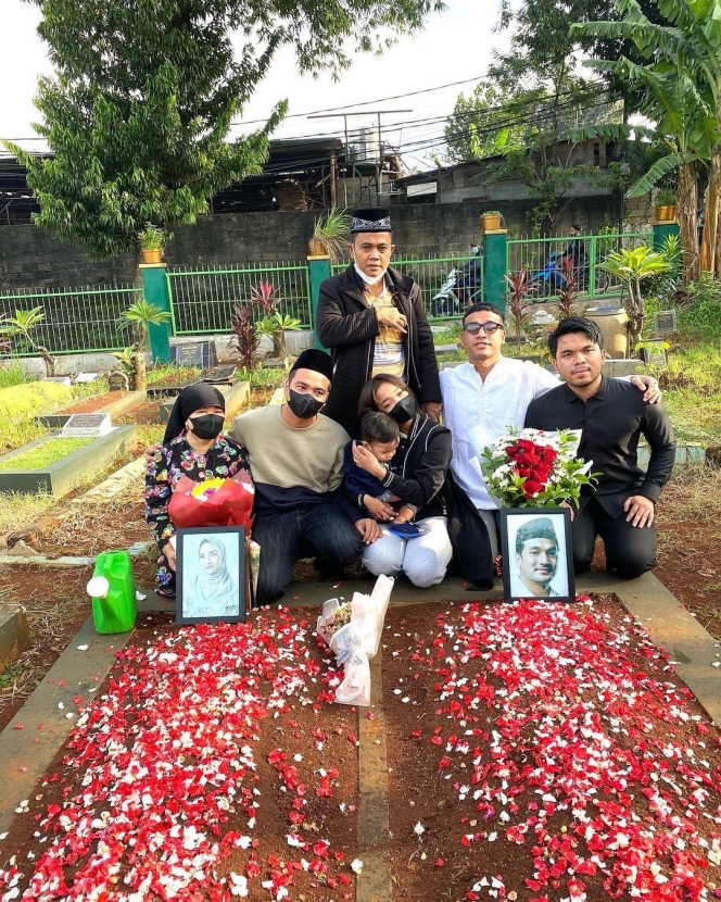 9 Momen Keluarga Haji Faisal Ziarah ke Makam Bibi dan Vanessa Angel, Tatapan Sendu Gala Bikin Pilu
