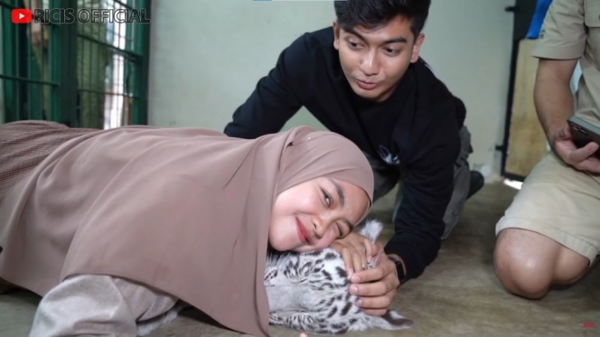 11 Potret Ria Ricis Peluk Selen Harimau Putih Alshad Ahmad, Berani Banget Udah Kayak Main Sama Bayi!