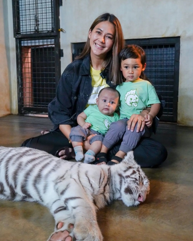 Berani Banget, Ini Potret Kiano dan Kenzo Anak Baim Wong Foto Bareng Harimau Ekspresinya Kocak Abis!