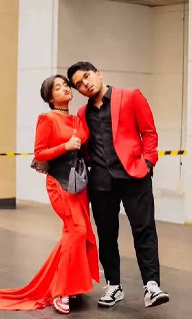 10 Potret Thariq Halilintar dan Fuji An Kompakan Pakai Outfit Merah di IFA, Bikin Fans Melting