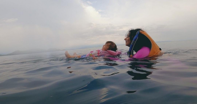 Ini Potret Baby Chloe Anak Asmirandah Berenang di Laut Lepas, Ekspresi Bahagianya Gemesin Banget!