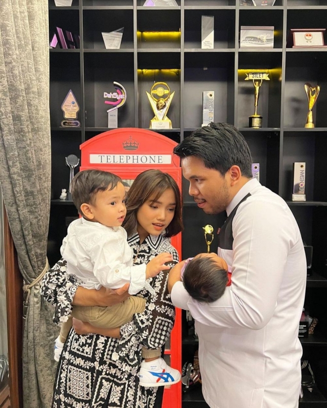 10 Potret Telaten Fuji-Thariq Momong Gala dan Baby Ameena, Vibesnya Keluarga Bahagia Banget!