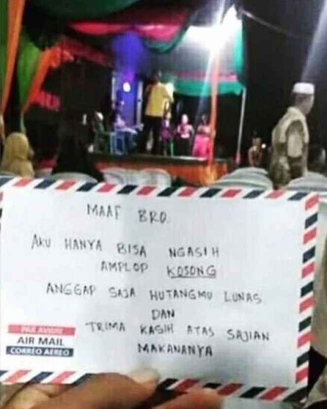 Penuh Kode, 12 Pesan Nyeleneh di Dalam Amplop Kondangan Ini Layak Ditiru!