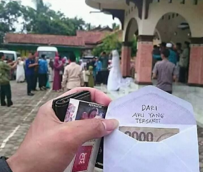 Penuh Kode, 12 Pesan Nyeleneh di Dalam Amplop Kondangan Ini Layak Ditiru!