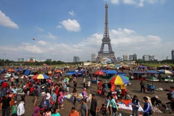 12 Potret Editan Kocak Orang Liburan ke Menara Eiffel, Nggak Mau Ketinggalan Paris Fashion Week nih!