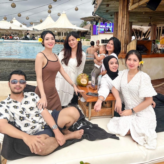 8 Potret Wika Salim Liburan ke Pantai, Pamer Punggung Mulus dengan Belahan Baju Tinggi yang Bikin Salfok!