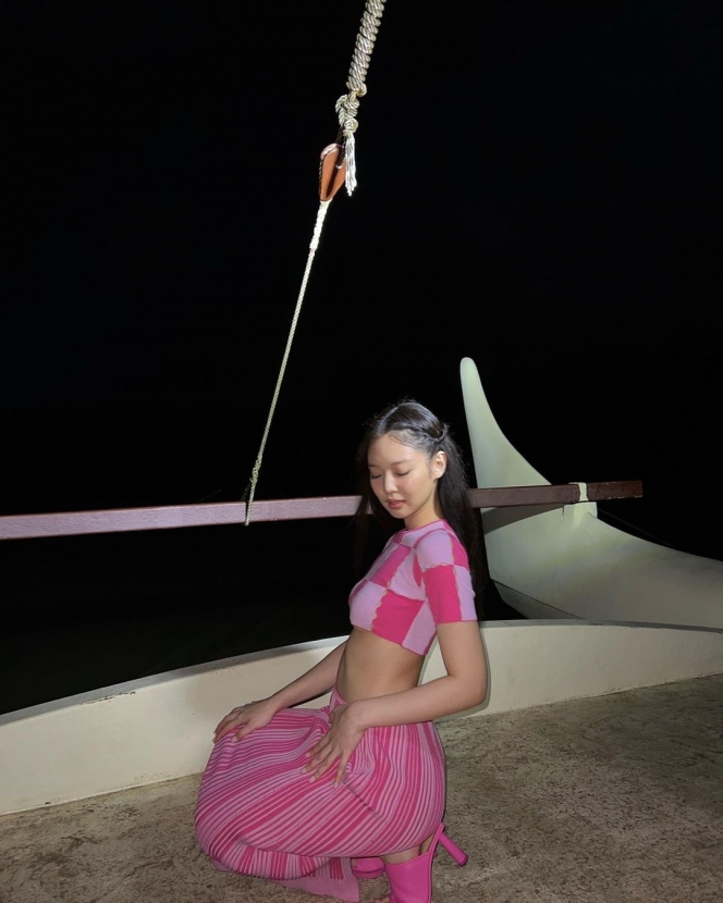 Jadi Hawaiian Girl, Jennie BLACKPINK Pakai Outfit Serba Pink sambil Pamer Perut Ramping