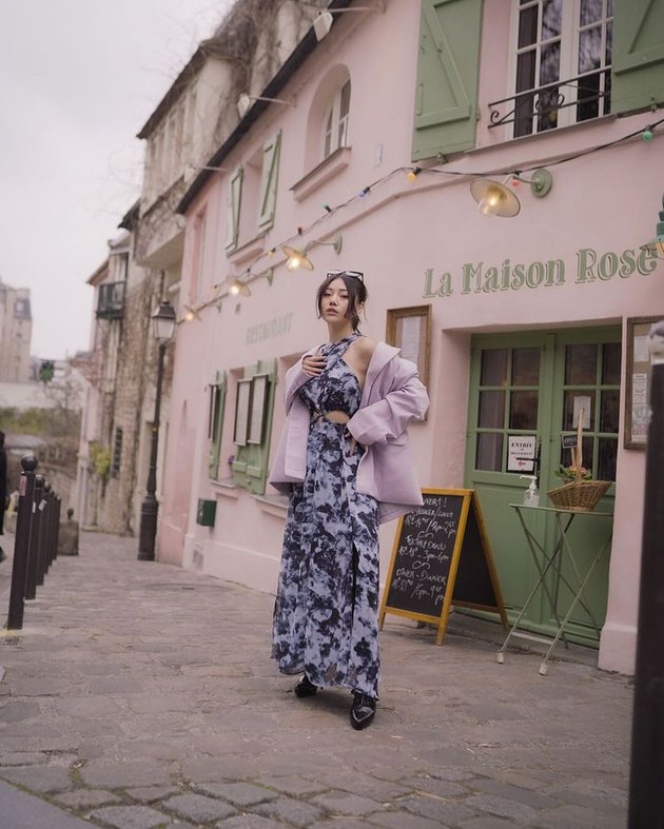 10 Potret Fashion Street Wendy Walters Saat Liburan di Paris, Gayanya Bak Model yang Mau Runaway