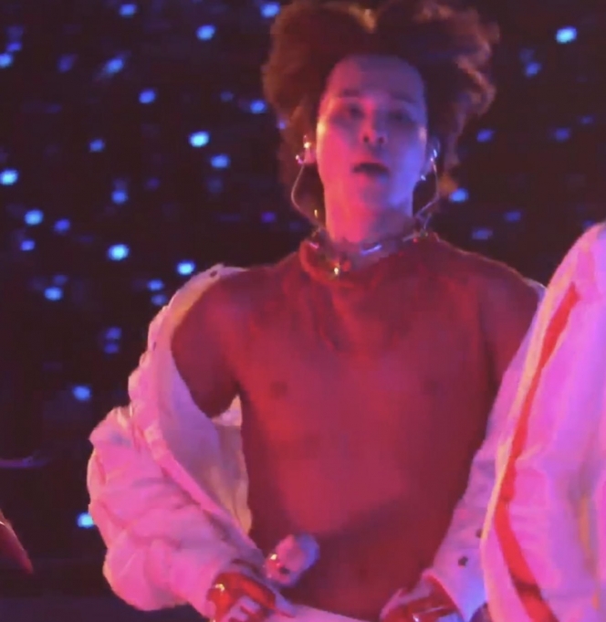 Potret Jimin BTS Konser Pakai Baju Merah Nerawang dan Pamer Tato Baru, Bikin Fans Histeris
