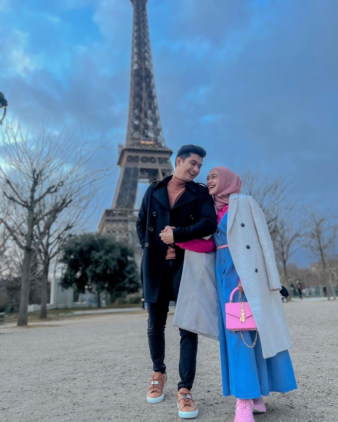  Deretan Potret Artis Indonesia di Menara Eiffel, Seru Jalan-Jalan Bareng Kesayangan di Paris
