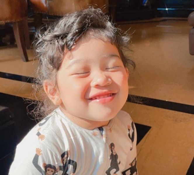 10 Potret Kalea Anak Pertama Tarra Budiman yang Ceria dan Senyumnya Mood Banget, Siap Jadi Kakak