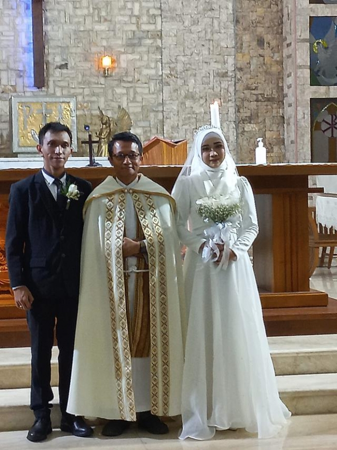 Ini Potret Pernikahan Beda Agama yang Jadi Perdebatan, Pengantin Berhijab Lakukan Pemberkatan di Gereja