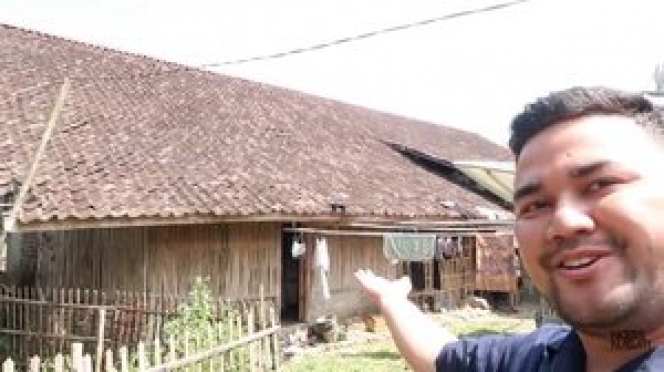 Ini Potret Rumah 15 Selebriti di Kampung Halaman, Ada yang Sederhana Banget Masih Gubuk dari Bambu