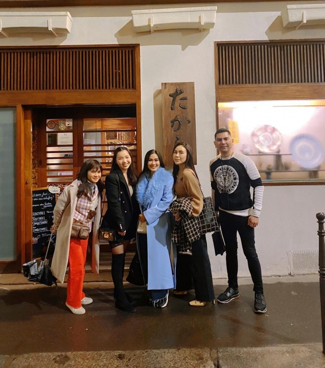 Potret Liburan Iis Dahlia dan Salshadila Juwita di Paris,  Tampil Cantik dengan Jaket Biru