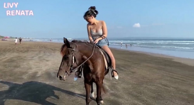 9 Potret Keseruan Livy Renata Saat Berkuda di Pinggir Pantai, Tangguh di Bawah Terik Matahari