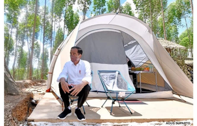 11 Potret Jokowi Berkemah di Titik Nol IKN Nusantara, Tidur di Tenda Pakai Sarung Khas Indonesia