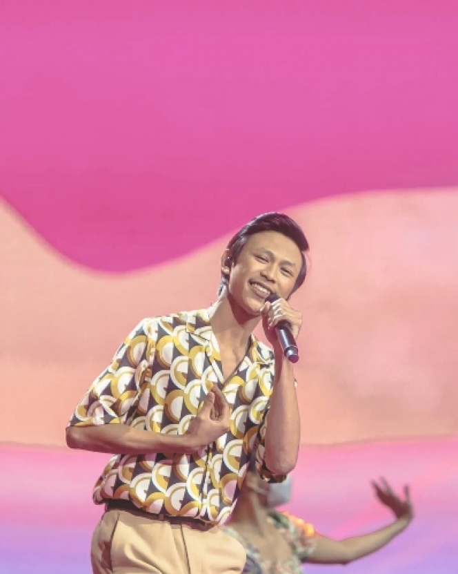 Khas Bergaya Indie, Ini 10 Potret Danar Widianto Finalis X-Factor yang Bikin Lagu BCL