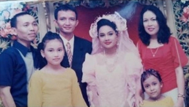 7 Potret Jadul Orangtua Ayu Ting Ting Saat Muda, Ayah Rozak Dibilang Mirip Jokowi