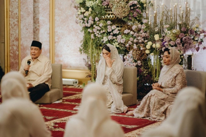 Potret Pengajian Jelang Pernikahan Putri Tanjung, Chairul Tanjung Tak Kuasa Tahan Air Mata