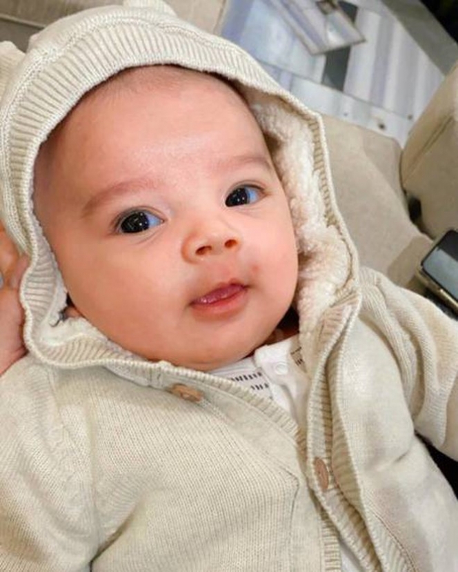 Berdarah Pakistan, Ini Potret Terbaru Baby Zhafi Jagoannya Fairuz A Rafiq yang Hidungnya Mancung Banget