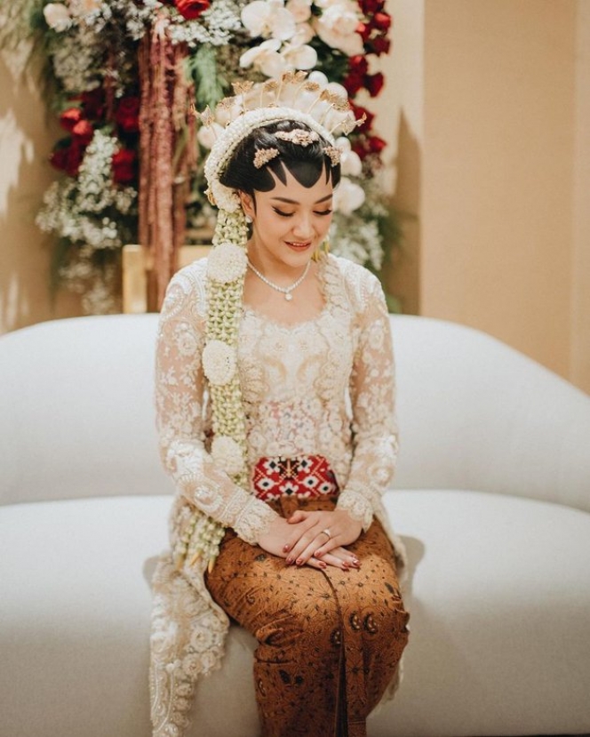 10 Potret Putri Tanjung Tampil Anggun dan Memesona Saat Akad, Detail Penampilannya Cantik Memukau!