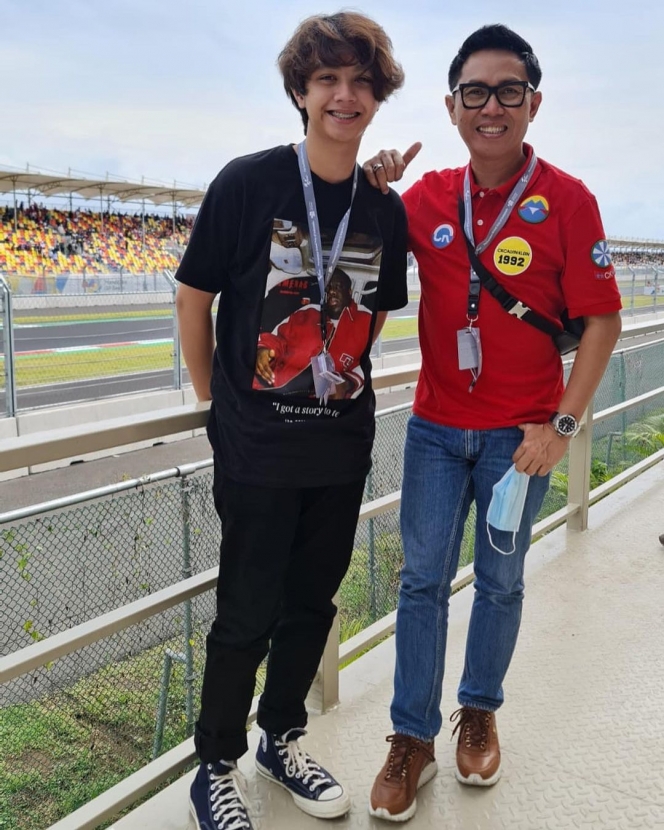 Heboh Paras Anak Eko Patrio Saat Temani Ayahnya Nonton MotoGP Mandalika, Gantengnya Another Level!