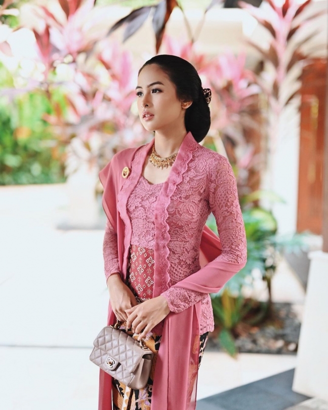 Potret Maudy Ayunda Hadiri Pernikahan Putri Tanjung, Anggun Berkebaya Kutubaru Klasik dengan Warna Pink