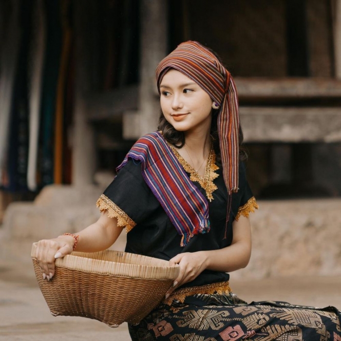 10 Potret Manis Sarah Menzel Pakai Baju Adat NTB, Wajah Bule tapi Cinta Budaya Lokal!