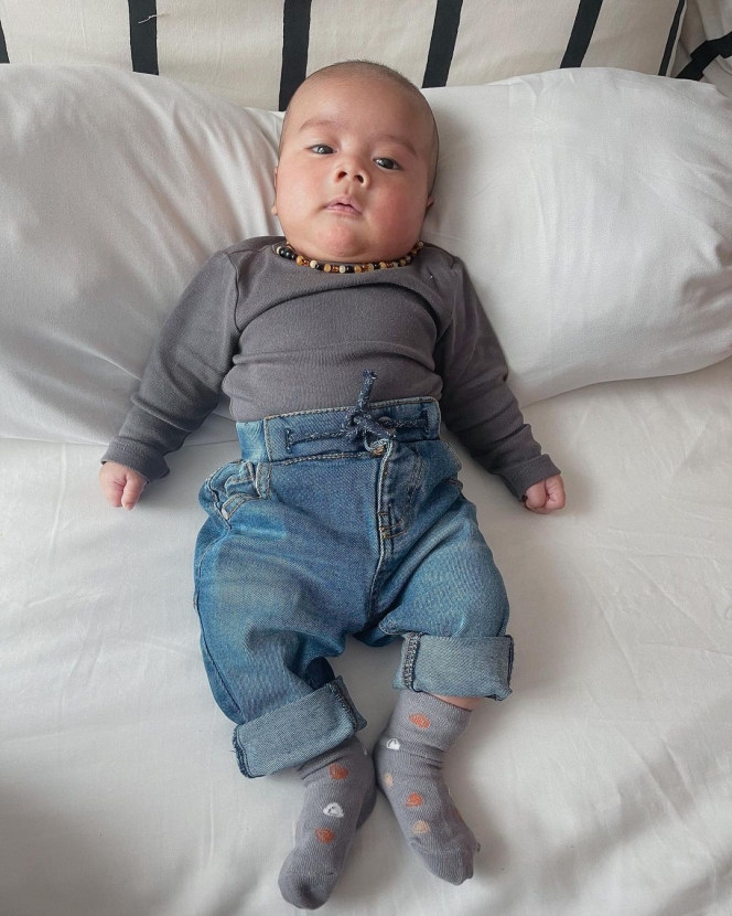 9 Potret Baby Qwenzy, Anak Kesha Ratuliu yang Makin Ganteng dan Mengemaskan di Usia 3 Bulan