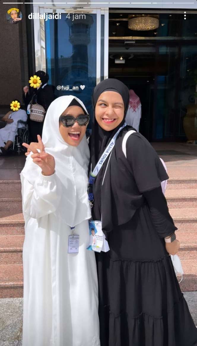 8 Gaya Fuji Saat Ibadah Umroh, Cantik dengan Hijab Syari Berwarna Putih