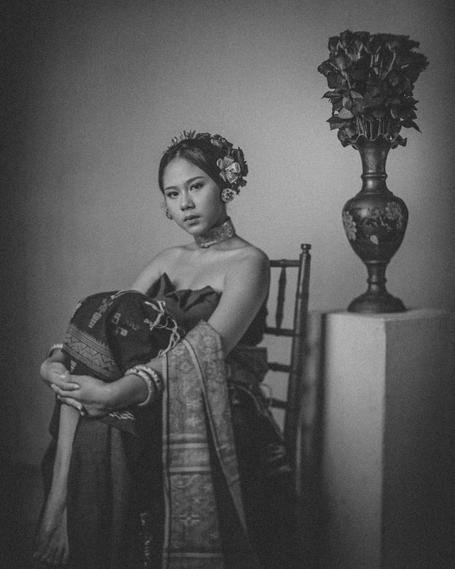 7 Photo Shoot Terbaru Nadin Amizah Bernuansa Hitam Putih, Usung Budaya Indonesia dengan Banyak Makna