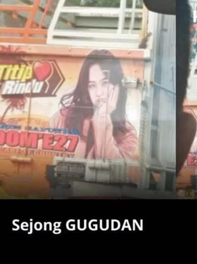 Jadi Mirip Biduan Pantura, 10 Potret Wajah Idol KPop di Belakang Truk Ini Buktikan Supir Truk Juga Ngefans Girlband!