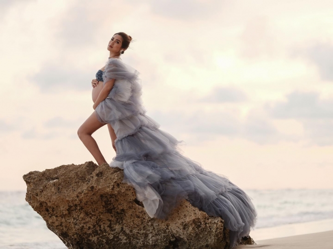 9 Potret Terbaru Maternity Shoot Jessica Iskandar di Atas Batu Pantai, Pamer Perut Buncit yang Sudah Besar