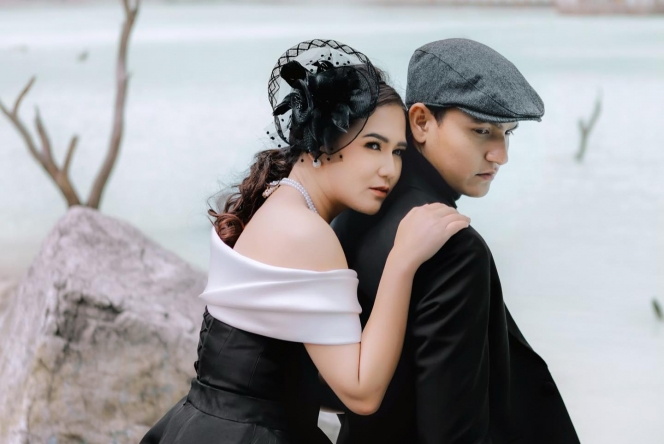 10 Pose Prewedding Pesinetron Masayu Clara dan Qausar Harta dengan Tema Korean Style