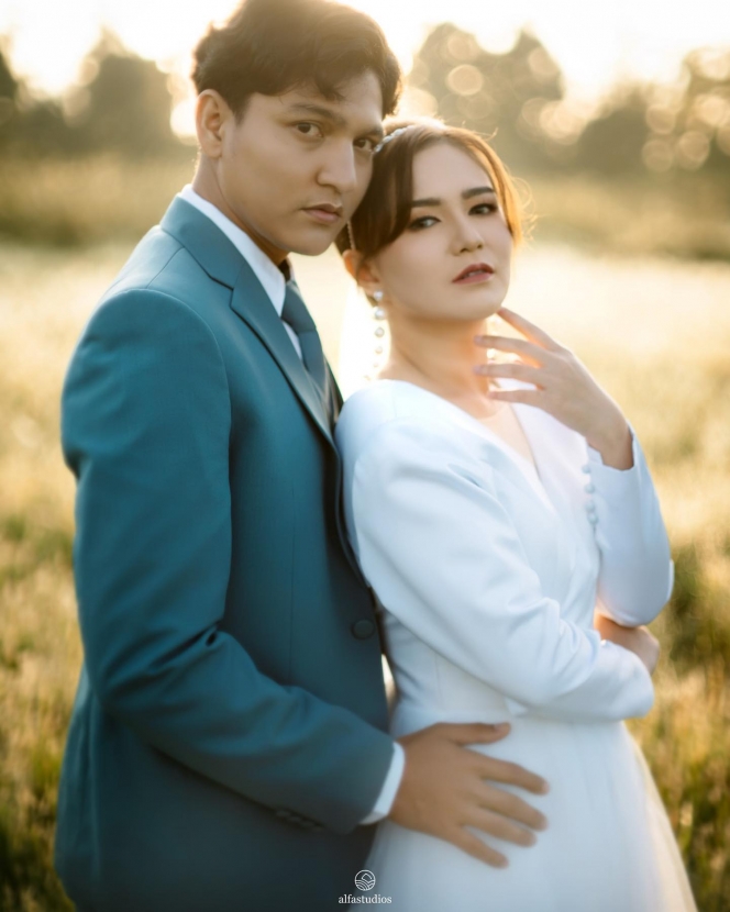 10 Pose Prewedding Pesinetron Masayu Clara dan Qausar Harta dengan Tema Korean Style