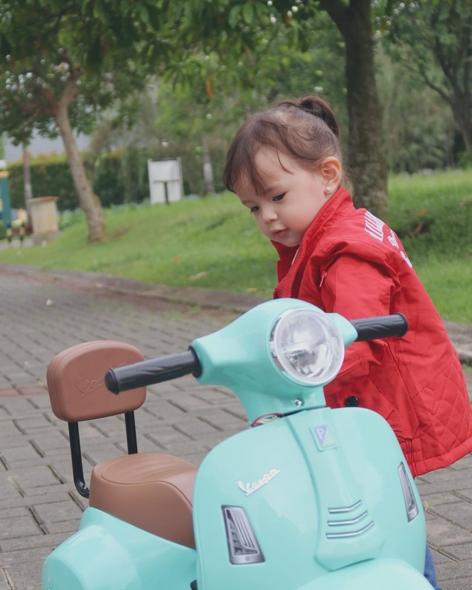 7 Potret Chloe Putri Asmirandah dan Jonas Rivanno Cosplay Jadi Anak Motor, Kendaraannya Kece Abis!