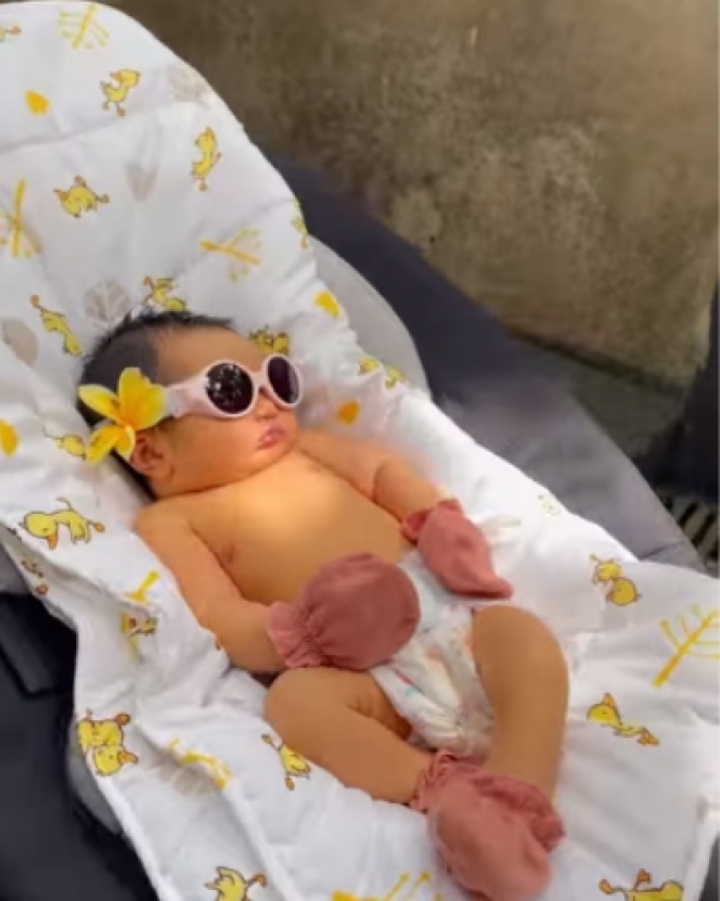Lagi Berjemur, Ini 9 Potret Baby Xarena Zenata Denallie yang Cantik Menggemaskan