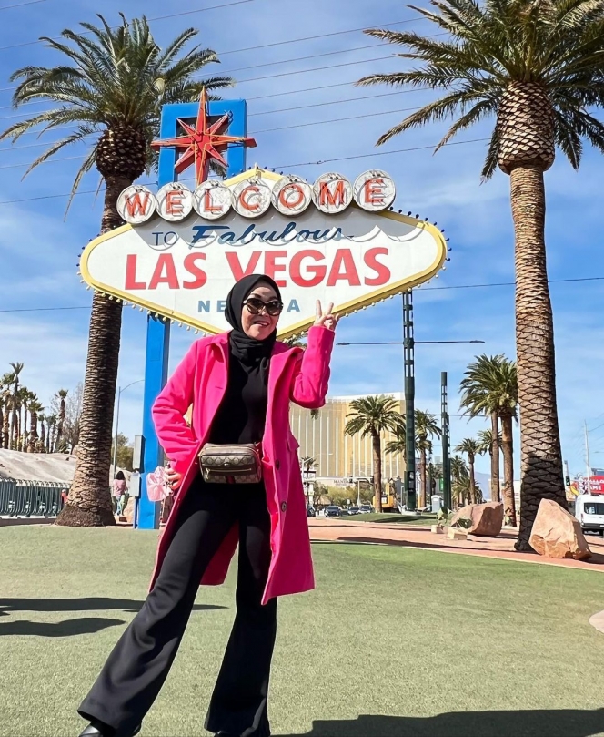 10 Potret Ibu Ayu Ting Ting Jalan-Jalan ke Las Vegas, Cetar Pakai Outfit Mewah