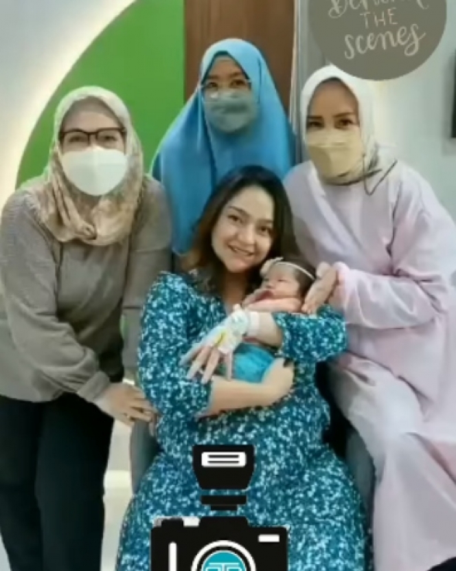 Potret Newborn Photoshoot Baby Xarena, Anak Siti Badriah yang Super Gemes Bermata Sipit