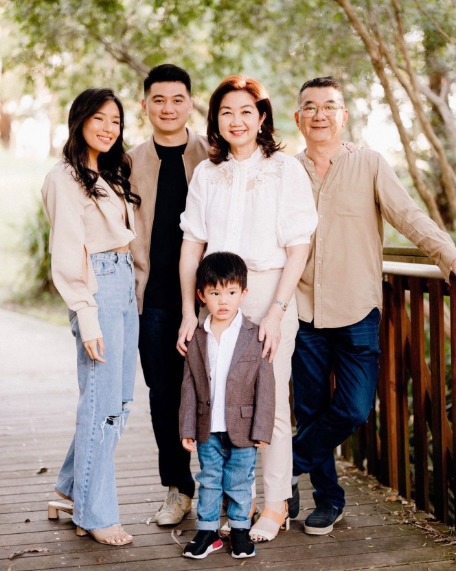 Potret Kebersamaan Keluarga Chef Arnold di Australia, Rupa Putranya Mencuri Perhatian