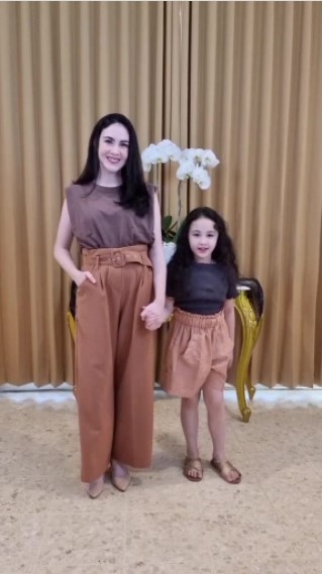 10 Potret Arumi Bachsin dan Putrinya Lakeisha Ariestia, Cantiknya Bak Pinang Dibelah Dua!
