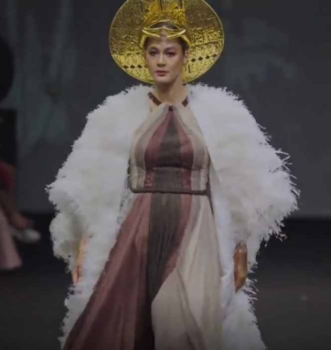 Sempat Vakum 3 tahun, Ini Pesona Paula Verhoeven Berjalan di Catwalk Arab Fashion Week 2022