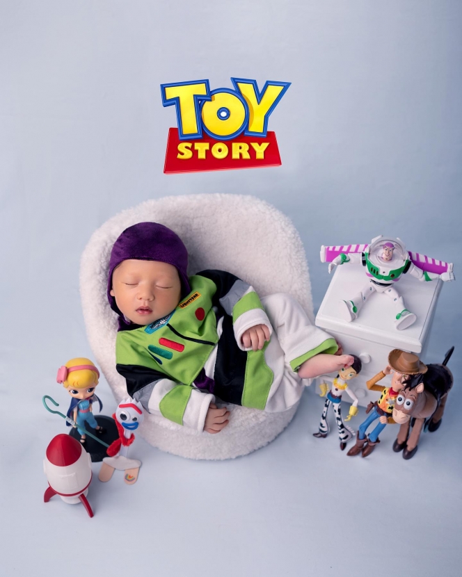10 Newborn Photoshoot Anak Nabila Gardena, Gemes Bertemakan Toy Story dan Lakers